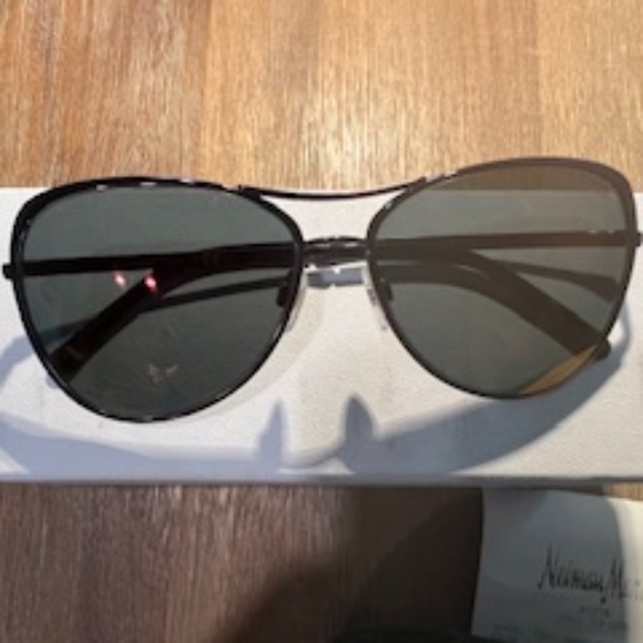 Chanel Sunglasses - Beautiful and in EXCELLENT Condition - Picture 5 of 11